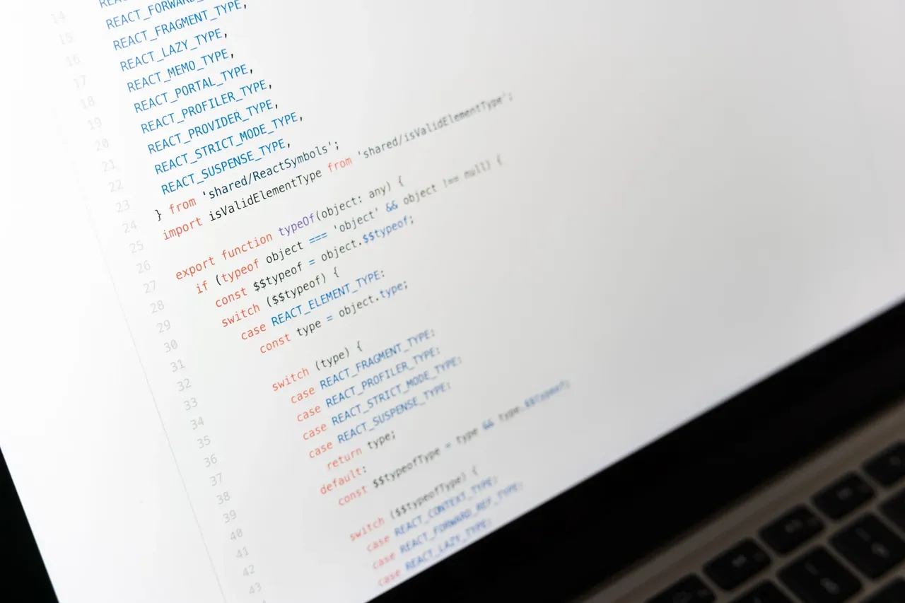 Kod JavaScript na ekranie laptopa — zdjęcie ilustracyjne