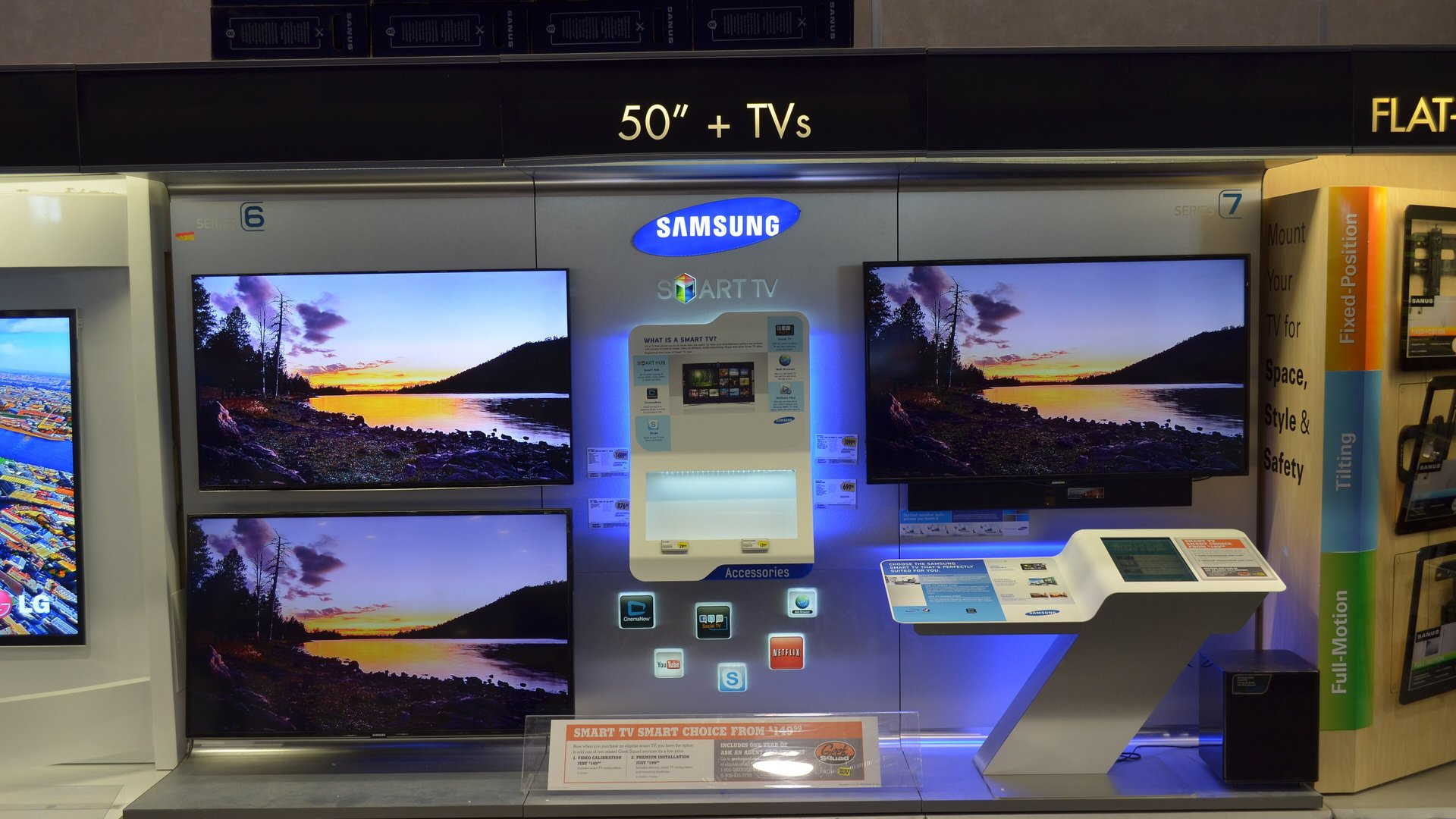 Ekspozycja telewizorów Samsung Smart TV w sklepie z elektroniką