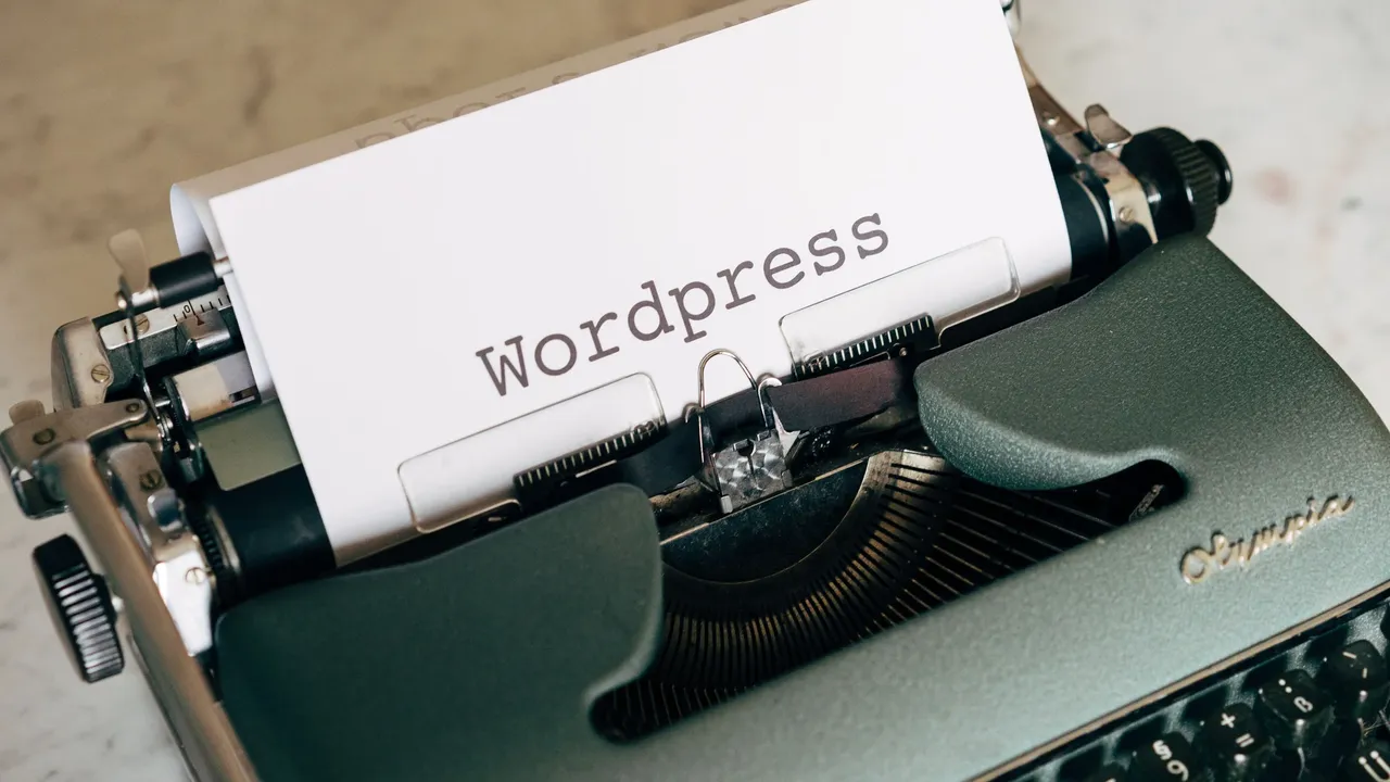 Maszyna do pisania z kartką, na której wydrukowano słowo WordPress