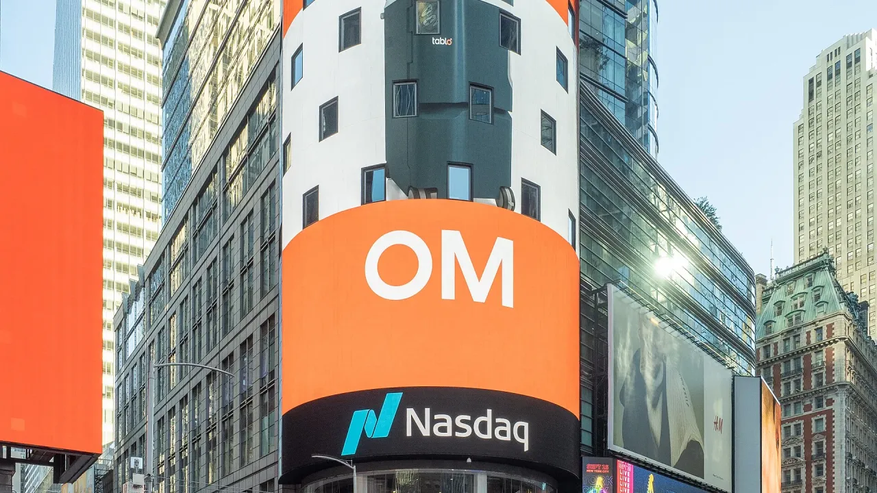 Okrągła fasada wieżowca Nasdaq MarketSite na Times Square z logo Nasdaq