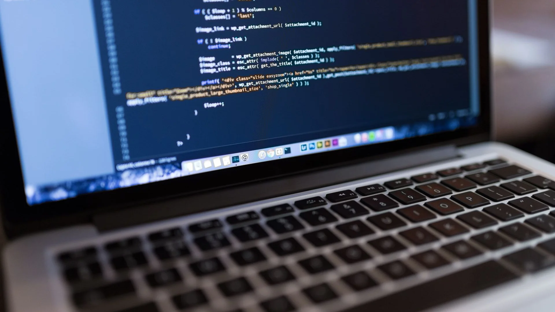 Ekran laptopa z kodem PHP WordPressa otwartym w edytorze