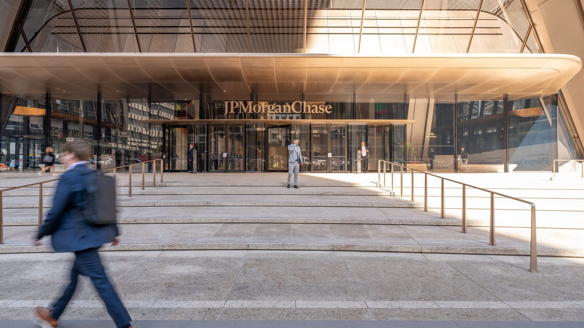 Wejście do siedziby JPMorgan Chase przy 270 Park Avenue w Nowym Jorku, na pierwszym planie przechodzień na schodach