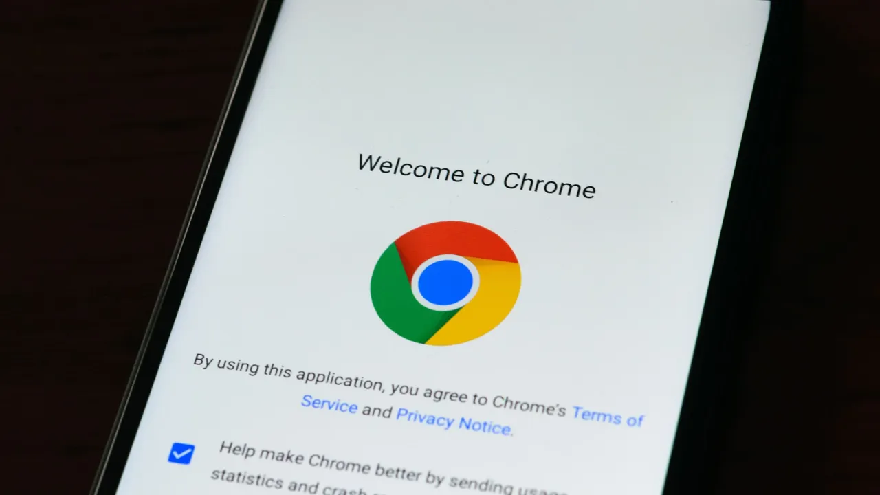 Smartfon z ekranem powitalnym przeglądarki Chrome i jej logo